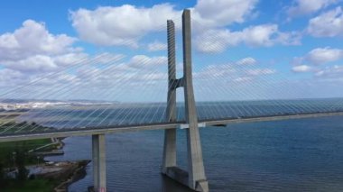 Lizbon, Portekiz 'deki Tejo Nehri üzerindeki ünlü Vasco da Gama Köprüsü' nün gündüz görüntüleri 5 Kasım 2019