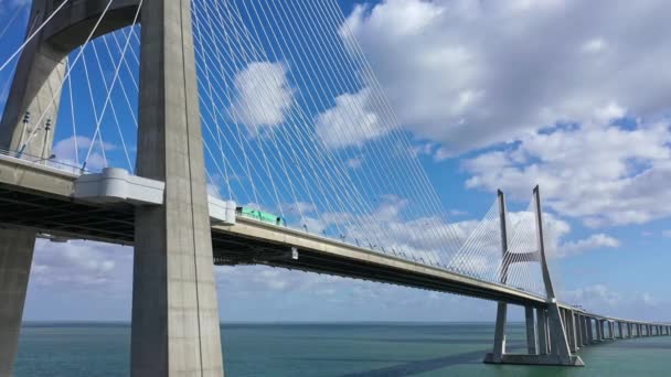 Дневная Съемка Знаменитого Моста Васко Гама Через Реку Техо Лиссабоне — стоковое видео