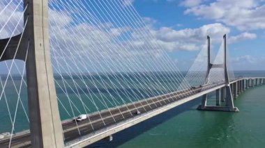 Lizbon, Portekiz 'deki Tejo Nehri üzerindeki ünlü Vasco da Gama Köprüsü' nün gündüz görüntüleri 5 Kasım 2019