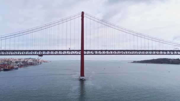 Rekaman Harian Jembatan Vasco Gama Yang Terkenal Atas Sungai Tejo — Stok Video