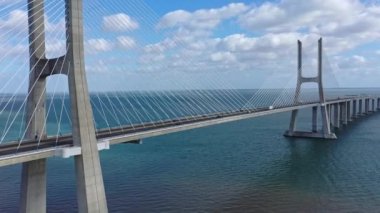 Lizbon, Portekiz 'deki Tejo Nehri üzerindeki ünlü Vasco da Gama Köprüsü' nün gündüz görüntüleri 5 Kasım 2019