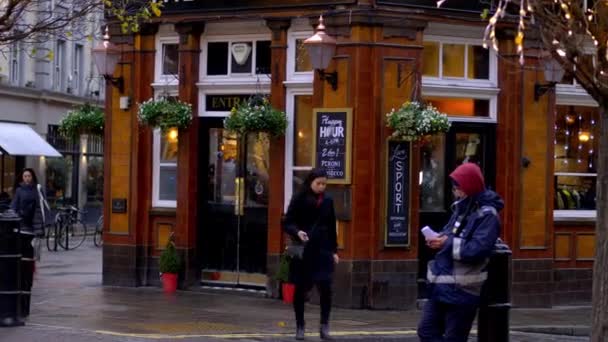 Irish pub at Seven Dials in London - London, Anglia - December 10, 2019 — Stock videók
