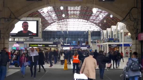 Viaggiatori alla stazione Victoria Londra - LONDRA, INGHILTERRA - 10 DICEMBRE 2019 — Video Stock