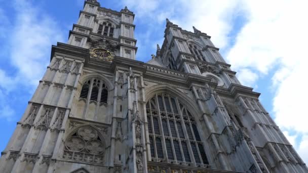 Вестминстерское аббатство в Лондоне - ЛОНДОН, Англия - ДЕКАБРЬ 10, 2019 — стоковое видео