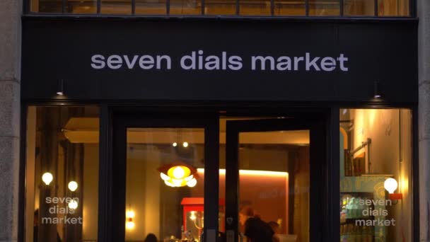 Seven Dials pazarı ana girişi - Londra, İngiltere - 10 Aralık 2019 — Stok video