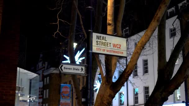 Straßenschilder neal street und sieben Zifferblätter in london - london, england - 10. Dezember 2019 — Stockvideo