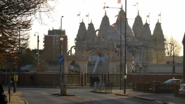 近くの寺院Aka swaminarayan寺の日没-ロンドン,イギリス- 2019年12月10日 — ストック動画