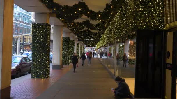 伦敦维多利亚街圣诞装饰-伦敦，英国- 2019年12月10日 — 图库视频影像