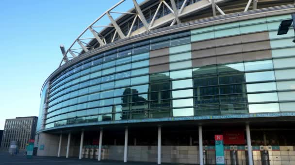 Arquitetura moderna Estádio de Wembley Londres - LONDRES, ENGLÂNDIA - DEZEMBRO 10, 2019 — Vídeo de Stock