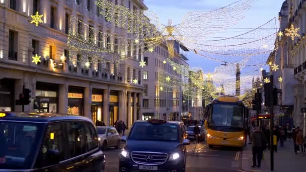 London street view at Christmas time - LONDRES, INGLATERRA - 10 DE DICIEMBRE DE 2019 — Vídeos de Stock