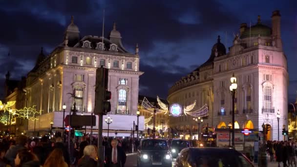 London Piccadilly Circus à noite no Natal - LONDRES, ENGLÂNDIA - 10 DE DEZEMBRO DE 2019 — Vídeo de Stock