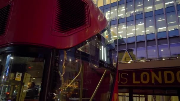 Typický červený autobus v Londýně - Londýn, Anglie - 10. prosince 2019 — Stock video