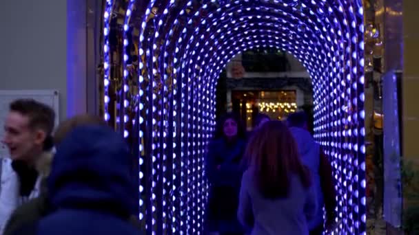 Allée lumineuse moderne à London West End - LONDRES, ANGLETERRE - 10 DÉCEMBRE 2019 — Video