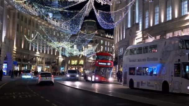 Báječná Regent Street London v noci - Londýn, Anglie - 10. prosince 2019 — Stock video