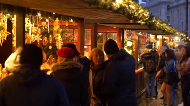Красивий Різдвяний ринок у Національній галереї Лондон - Лондон, Англія - 10 грудня 2019 — стокове відео