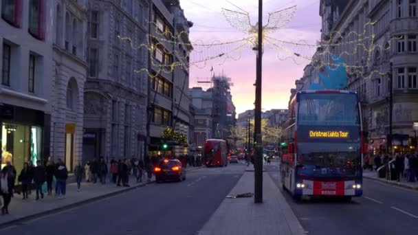 London Piccadilly karácsonykor esti nézet - London, Anglia - 2019. december 10. — Stock videók