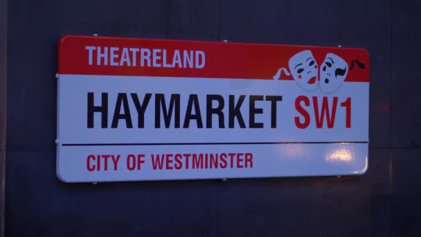 Cartel callejero de Haymarket en Londres - LONDRES, INGLATERRA - 10 DE DICIEMBRE DE 2019 — Vídeo de stock