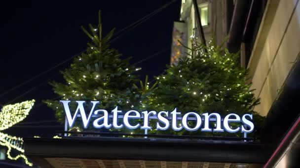 Berömda Waterstones i London Piccadilly - London, England - 10 december 2019 — Stockvideo