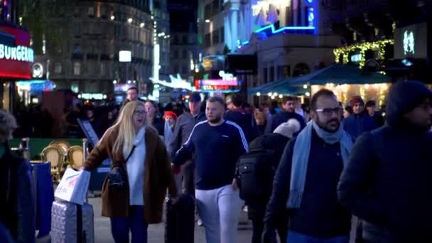 Leicester Square Londyn to ruchliwe miejsce w nocy - Londyn, Anglia - 10 grudnia 2019 — Wideo stockowe