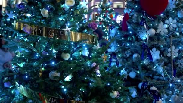 런던의 코 벤트 가든에 있는 파란색 크리스마스 장식 — 비디오