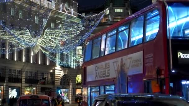 Conduire un bus rouge à travers Londres à Noël - LONDRES, ANGLETERRE - 10 DÉCEMBRE 2019 — Video