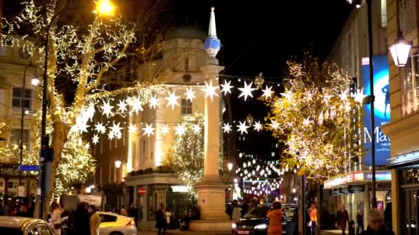 Amazing Seven Dials Circus in London at Christmas time - LONDON, ENGLAND - DECEMBER 10, 2019 — Stock Video