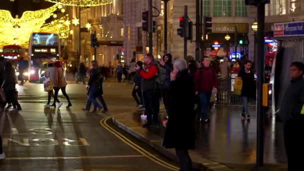 Piccadilly Circus at Christmas time - LONDON, ENGLAND - DECEMBER 10, 2019 — Stock Video
