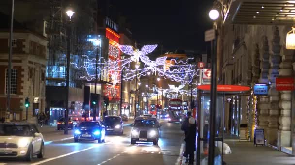 Colorate decorazioni stradali a Londra nel periodo natalizio - LONDRA, INGHILTERRA - 10 DICEMBRE 2019 — Video Stock
