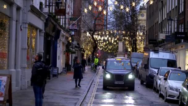 Hermosas calles decoradas para Navidad en el West End de Londres - LONDRES, INGLATERRA - 10 DE DICIEMBRE DE 2019 — Vídeos de Stock