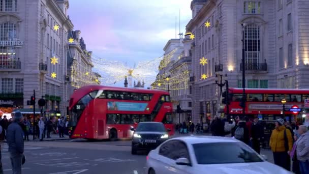 Street view London Piccadilly Circus - London, England - 10 december 2019 — Stockvideo