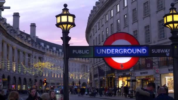 Londyńska stacja metra Piccadilly Circus - Londyn, Anglia - 10 grudnia 2019 — Wideo stockowe
