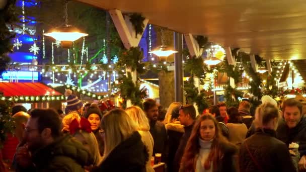 Mensen op de kerstmarkt op Leicester Square - Londen, Engeland - 10 december 2019 — Stockvideo
