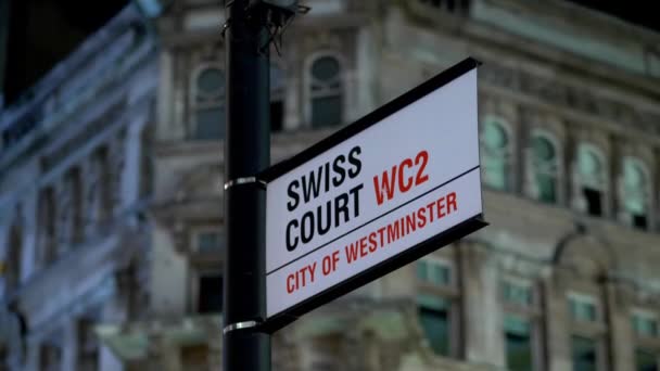 Corte Suiza en Leicester Square Londres - LONDRES, INGLATERRA - 10 DE DICIEMBRE DE 2019 — Vídeo de stock