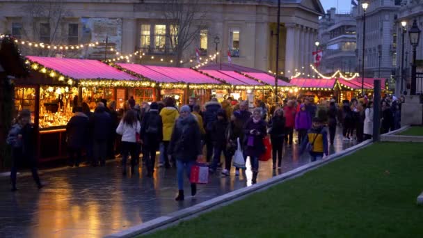 Kerstmarkten bij National Gallery London - Londen, Engeland - 10 december 2019 — Stockvideo