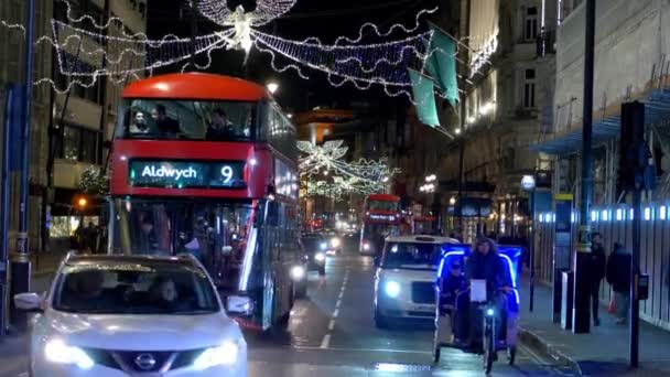 Vista típica de la calle en Londres por la noche - LONDRES, INGLATERRA - 10 DE DICIEMBRE DE 2019 — Vídeos de Stock