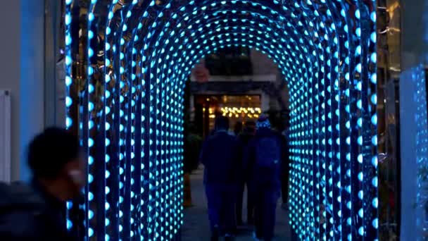 Futuristische lichtsteeg bij Covent Garden London - Londen, Engeland - 10 december 2019 — Stockvideo