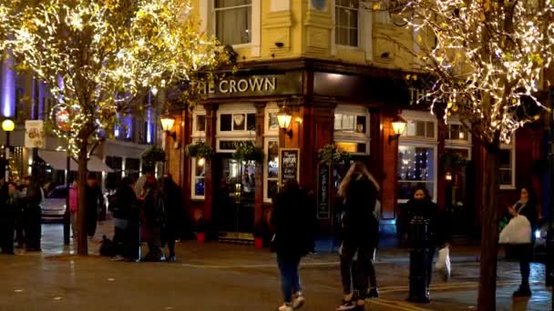 El pub de la corona en Seven Dials en Londres - LONDRES, INGLATERRA - 10 DE DICIEMBRE DE 2019 — Vídeos de Stock