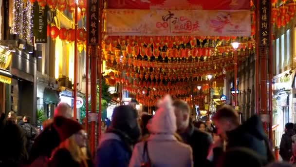 Caminhando por Londres Chinatown à noite - LONDRES, ENGLÂNDIA - DEZEMBRO 10, 2019 — Vídeo de Stock