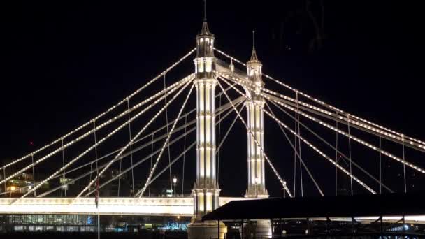 Underbara Bridge i London berömda Albert Bridge — Stockvideo