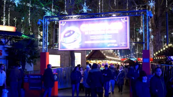 Natal Leicester Square entrada principal - LONDRES, ENGLÂNDIA - DEZEMBRO 10, 2019 — Vídeo de Stock