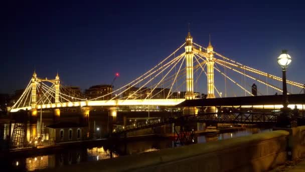 Battersea Londra 'daki inanılmaz Albert Köprüsü — Stok video