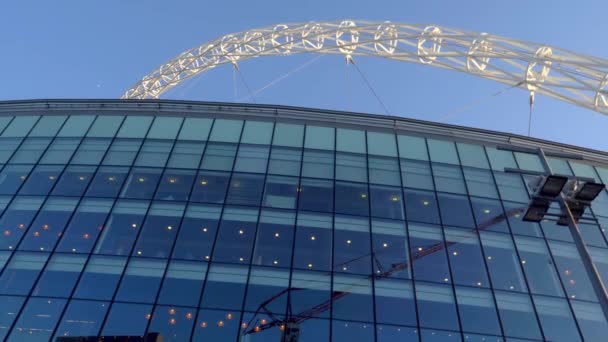 Fachada de vidro do Estádio de Wembley Londres - LONDRES, ENGLÂNDIA - DEZEMBRO 10, 2019 — Vídeo de Stock