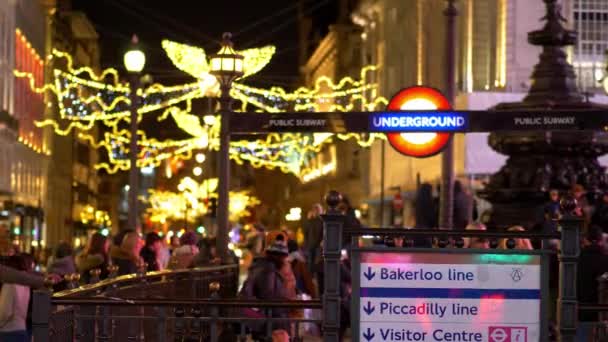 Tolle Weihnachtsdekoration im Londoner Piccadilly Circus - london, england - 10. Dezember 2019 — Stockvideo