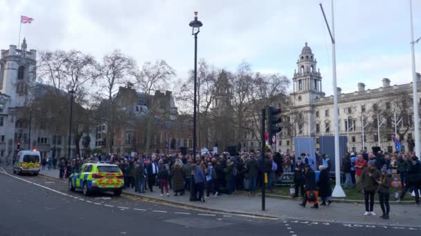 Political demo at Parliament Square in London - LONDON, ENGLAND - DECEMBER 10, 2019 — Stock Video