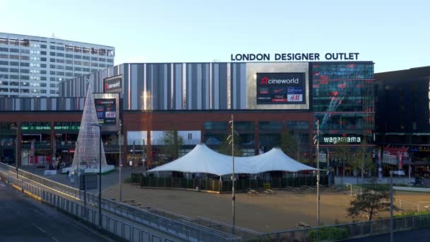 Pusat outlet terkenal Wembley Park London - LONDON, ENGLAND - DECEMBER 10, 2019 — Stok Video