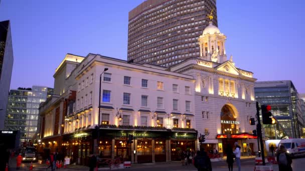 Hermosa vista de la noche sobre el Victoria Palace Theatre - LONDRES, INGLATERRA - 10 DE DICIEMBRE DE 2019 — Vídeos de Stock