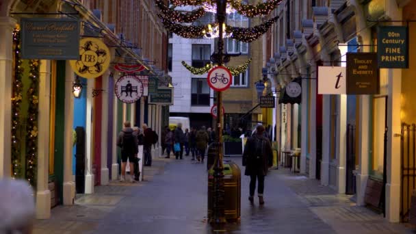 Hermoso Cecil Court en Londres - LONDRES, INGLATERRA - 10 DE DICIEMBRE DE 2019 — Vídeos de Stock