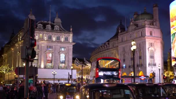 ロンドンの素晴らしい夕景ピカデリーサーカス-ロンドン,イギリス- 2019年12月10日 — ストック動画