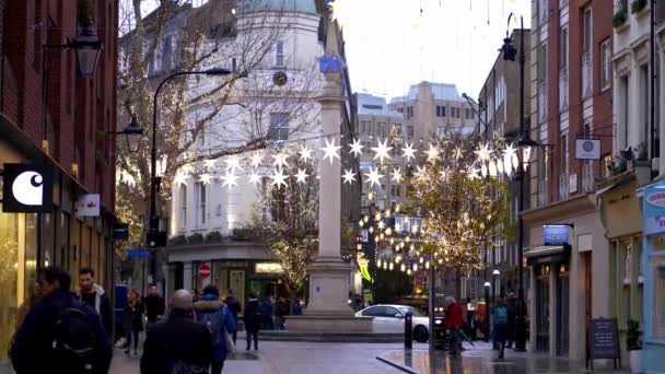 Schöne sieben Zifferblätter Bezirk in London zur Weihnachtszeit - london, england - 10. Dezember 2019 — Stockvideo