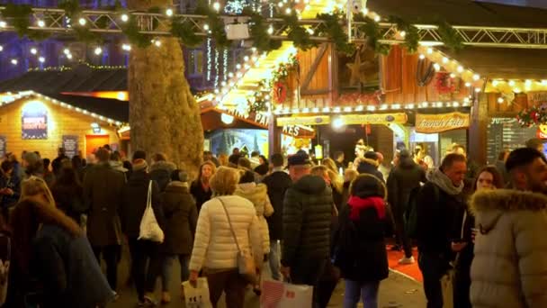 Pessoas que visitam o Mercado de Natal na Praça Leicester - LONDRES, ENGLÂNDIA - DEZEMBRO 10, 2019 — Vídeo de Stock